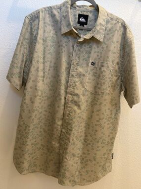 Quiksilver Men’s XXL Tan Short-Sleeve Button-Up Shirt with Green Print